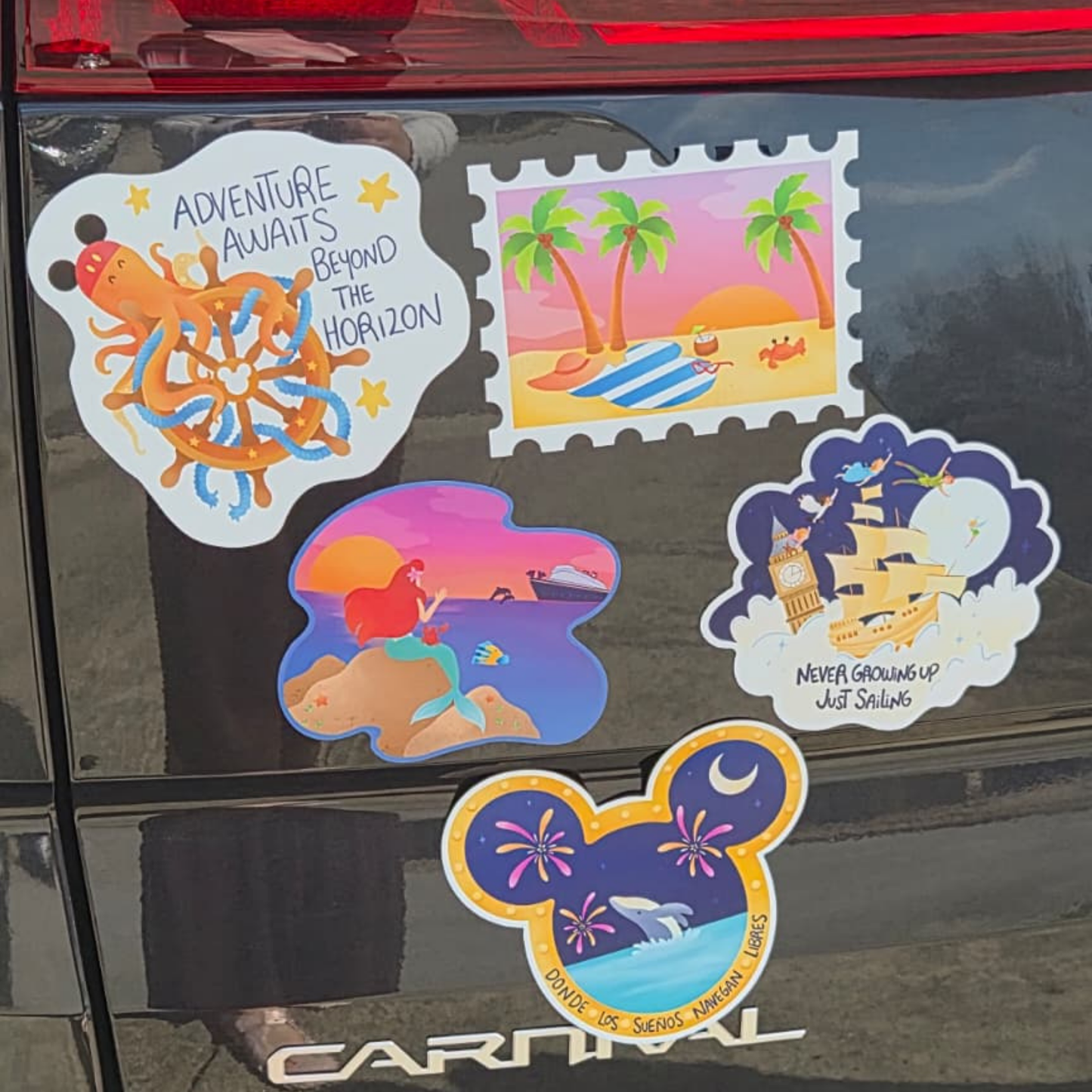 A collage of four unique custom die-cut Disney cruise magnets held by a hand. Themes include a tropical beach sunset stamp, Ariel watching a cruise ship, a Mickey Mouse head night scene with exact Spanish text "DONDE LOS SUEÑOS NAVEGAN LIBRES", and an adventure octopus featuring the exact quote "ADVENTURE AWAITS BEYOND THE HORIZON." Perfect for fish extender gifts.