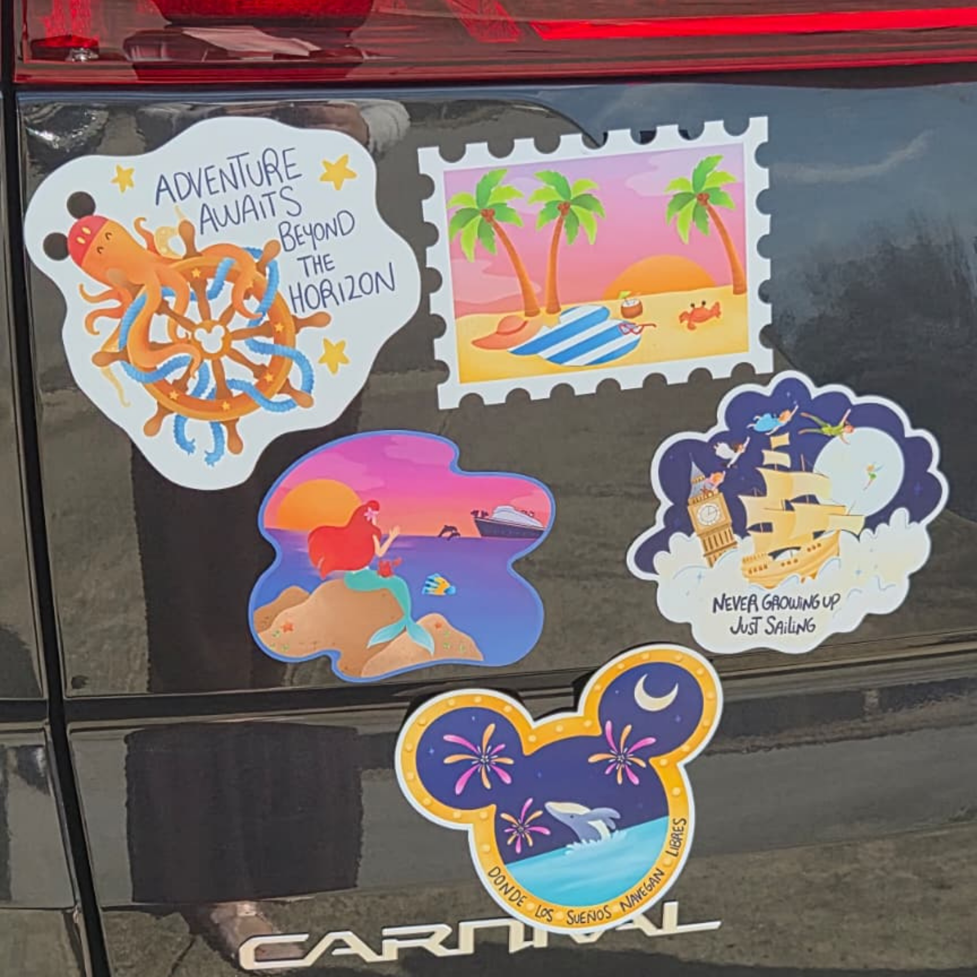 A collage of four unique custom die-cut Disney cruise magnets held by a hand. Themes include a tropical beach sunset stamp, Ariel watching a cruise ship, a Mickey Mouse head night scene with exact Spanish text "DONDE LOS SUEÑOS NAVEGAN LIBRES", and an adventure octopus featuring the exact quote "ADVENTURE AWAITS BEYOND THE HORIZON." Perfect for fish extender gifts.